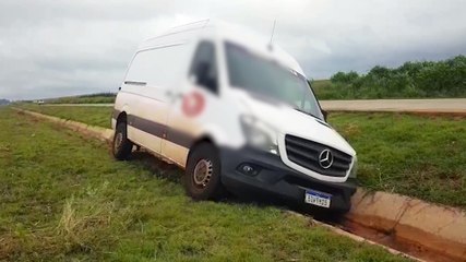 Van sai da pista e quase tomba em canaleta de água na BR-163
