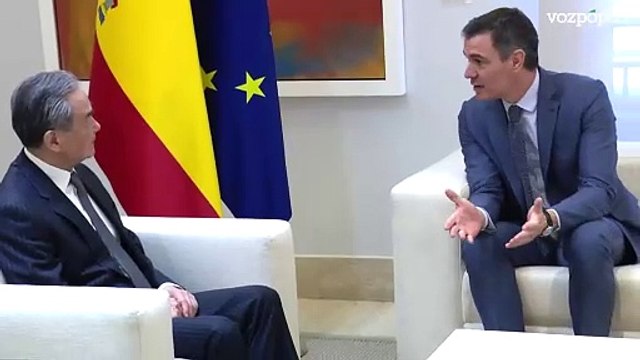 Sánchez reaparece tras el fiasco del PSOE en Galicia y recibe en Moncloa al ministro de Exteriores de China
