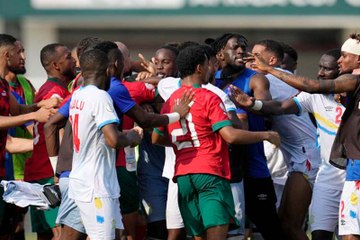 مبيمبا يثير غضب لاعبي المنتخب طوال المباراة ⚽
