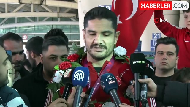 11. kez Avrupa şampiyonu olan milli güreşçi Taha Akgül'e Ankara'da coşkulu karşılama