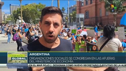 Argentinos protestan frente al Ministerio de Economía