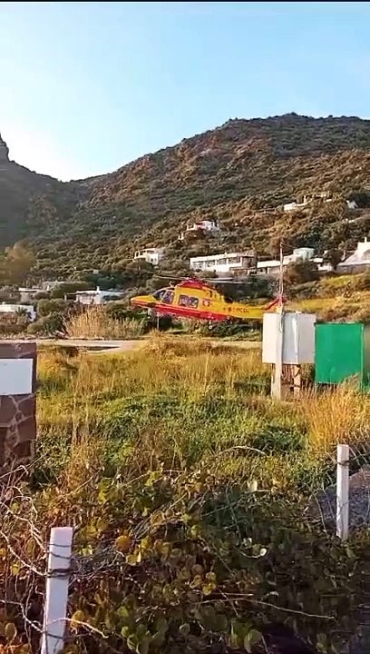 Panarea, l'ambulanza è senza autista: ferito trasportato in motoape
