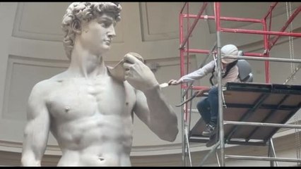 La cura di un capolavoro: spolverare il David di Michelangelo