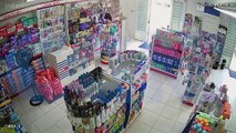 Vídeo: Mulher realiza furto em farmácia e deixa prejuízo de R$ 600,00