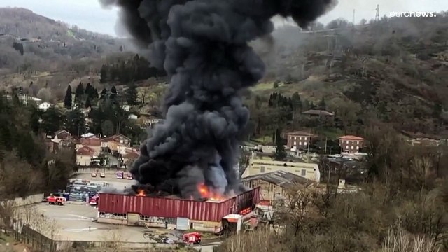 فيديو: في فرنسا... حريق يلتهم مئات الأطنان من البطاريات