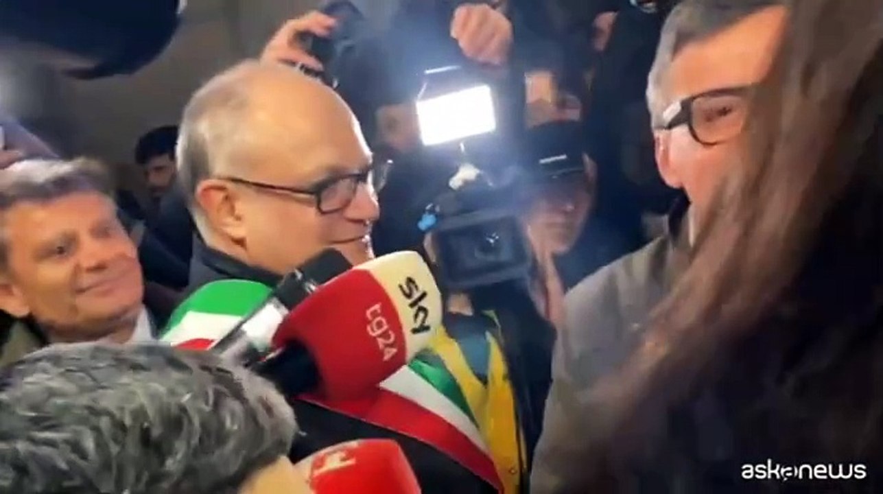 L'abbraccio tra Calenda e Schlein alla fiaccolata per Navalny