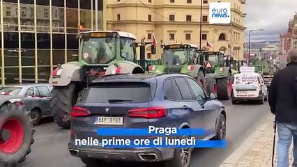 Agricoltori: i trattori invadono Praga, in Polonia bloccati sei valichi di frontiera con l'Ucraina