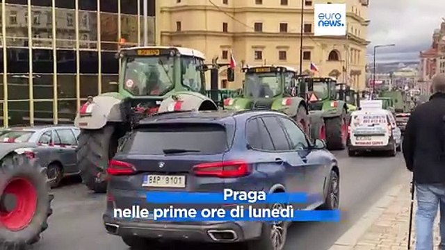 Agricoltori: i trattori invadono Praga, in Polonia bloccati sei valichi di frontiera con l'Ucraina