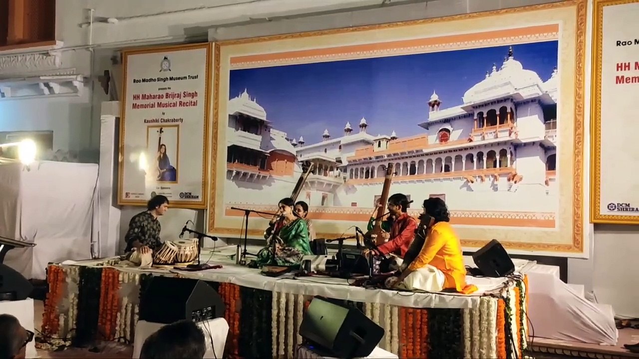 रंगी सारी गुलाबी चुनरिया रे, मोहे मारे नजरिया सांवरिया रे...