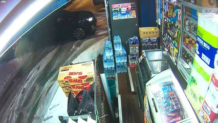 "눈길에 미끄러지는 차량 세우려다"...30대 남성 숨져 / YTN