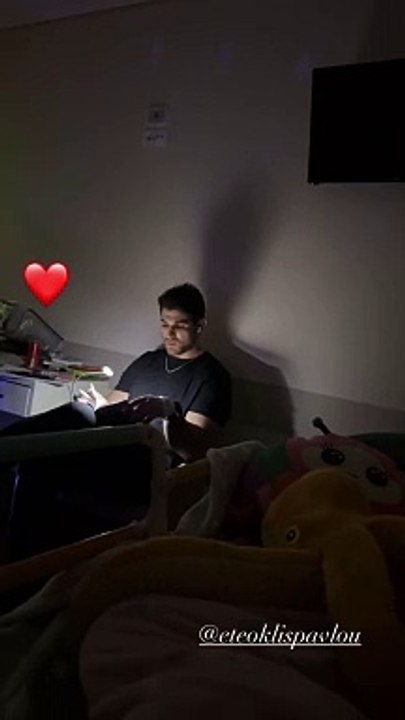Ετεοκλής Παύλου: Η όμορφη στιγμή που διαβάζει παραμύθι στην κόρη του, στο νοσοκομείο