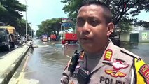 Petugas Uji Coba Jalan Pantura Demak-Kudus Usai Banjir Mulai Surut