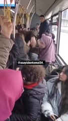 Otobüste iki kadın birbirine girdi! İşte o anlar..