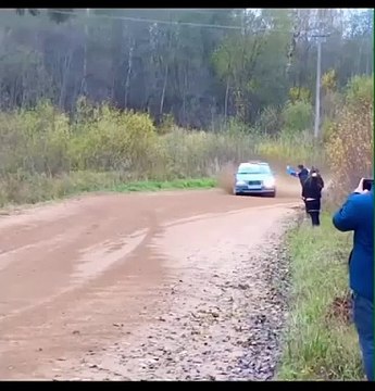 #Incroyable mais vrai : 6 #voitures de #courses différentes vont rater le même #virage en #rallye et faire la même #sortie de #route, comme si elles s’étaient données rendez-vous ! #pushkinmountain #pushkinmountainrace