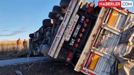 Yem yüklü tır devrildi: Sürücüyü sıkıştığı yerden itfaiye kurtardı