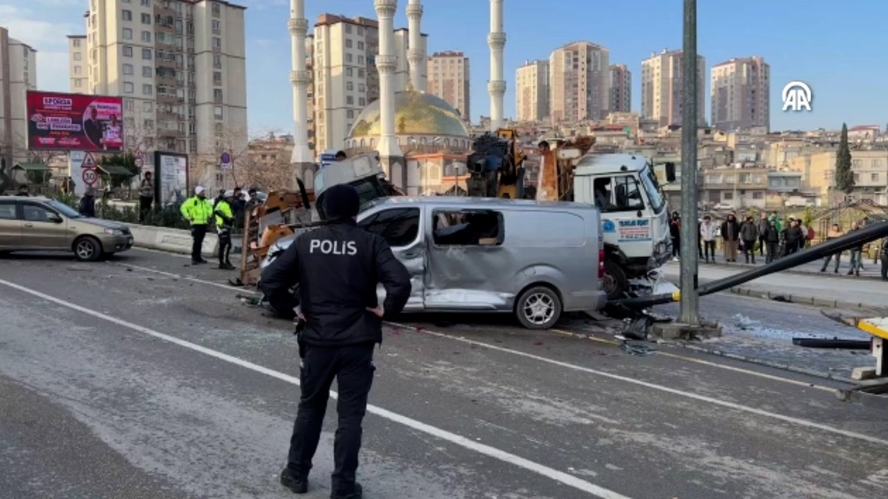 Gaziantep'te çekici trafik ışıklarında bekleyen...