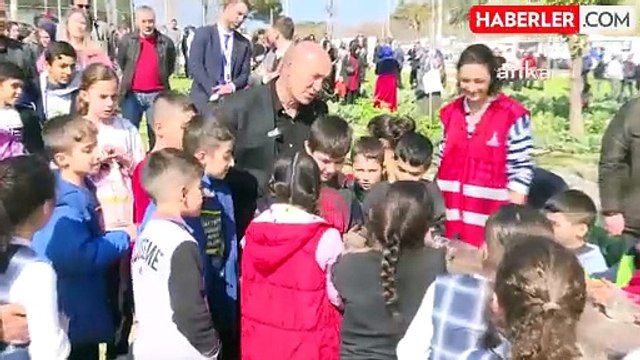 İzmir Büyükşehir Belediye Başkanı Tunç Soyer, Kadifekale'de Mahalle Bostanları Üreticileriyle Buluştu