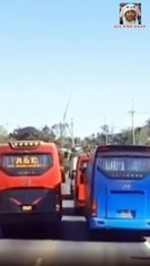 Xe khách vượt ẩu, lấn gần hết mặt đường Hồ Chí Minh