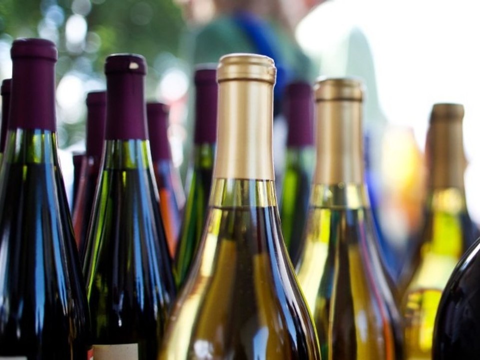 Sabotage? vermummter verschüttet 60.000 liter wein