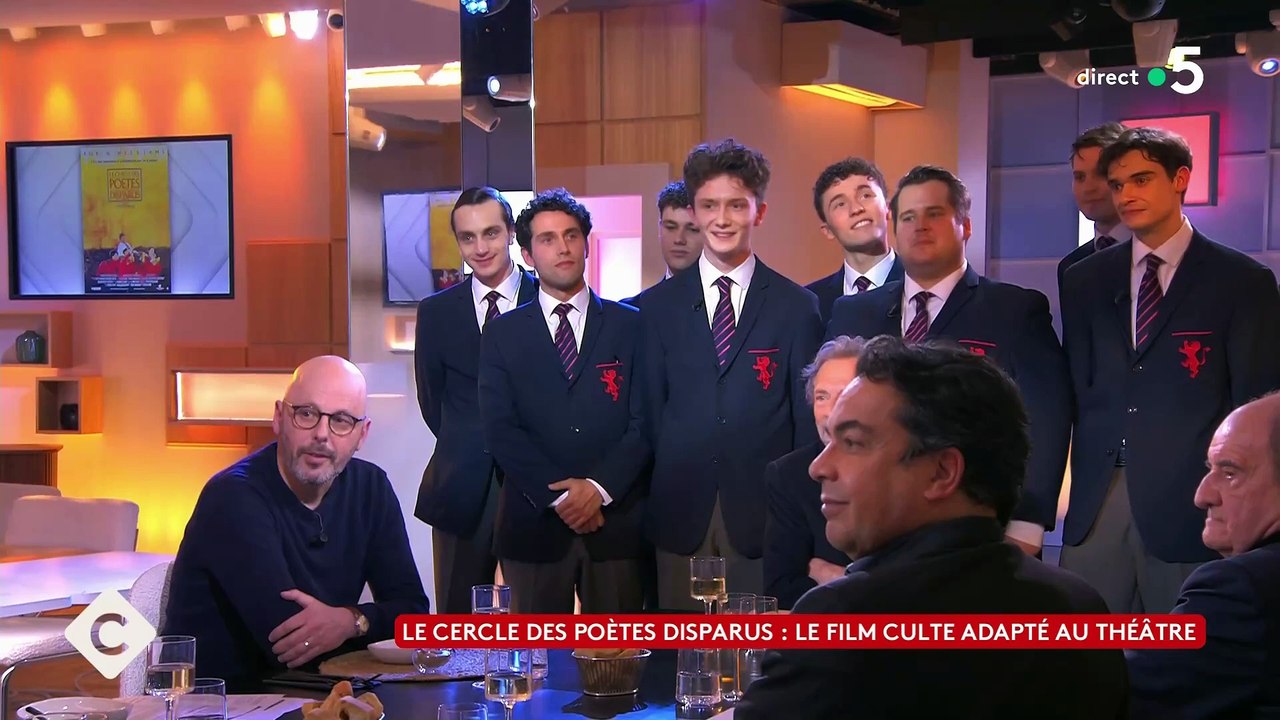 L'acteur Stéphane Freiss et les comédiens de la pièce "Le cercle des poètes disparus" rejouent dans "C à vous" l'une des scènes mythiques du film culte - Regardez