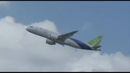 La Cina presenta al Salone di Singapore il suo più grande aereo di linea