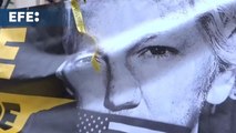 Protesta en favor de Assange a las afueras de la corte donde se delibera su posible extradición a EEUU