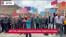 Şavşat halkı Artvin-Ardahan karayolunda tabutlu eylem yaptı