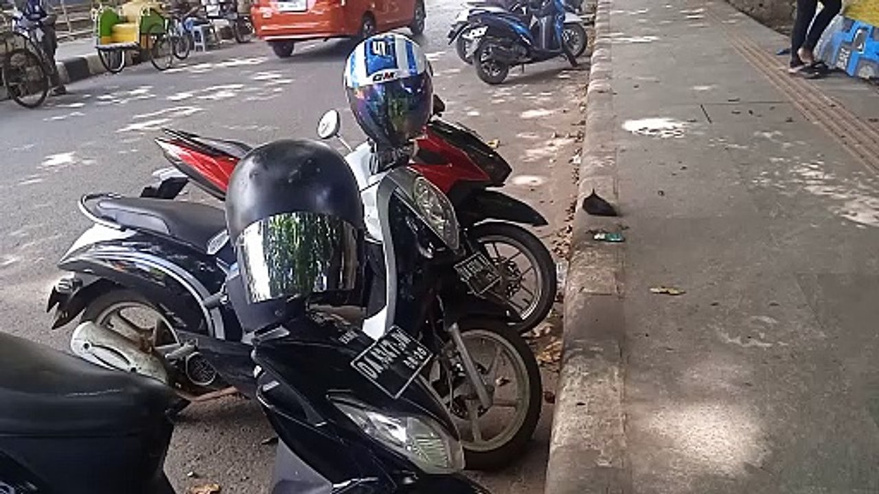 Kendaraan Parkir Sembarangan di Jalan Pasar Batuah
