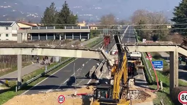 Tir urta la passerella pedonale: al via la demolizione del cavalcavia
