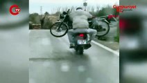 Tehlikeli yolculuk... Kucağında motosiklet taşıdı!