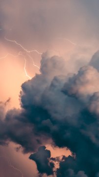 Pourquoi les nuages deviennent-ils plus sombres quand il va pleuvoir ?