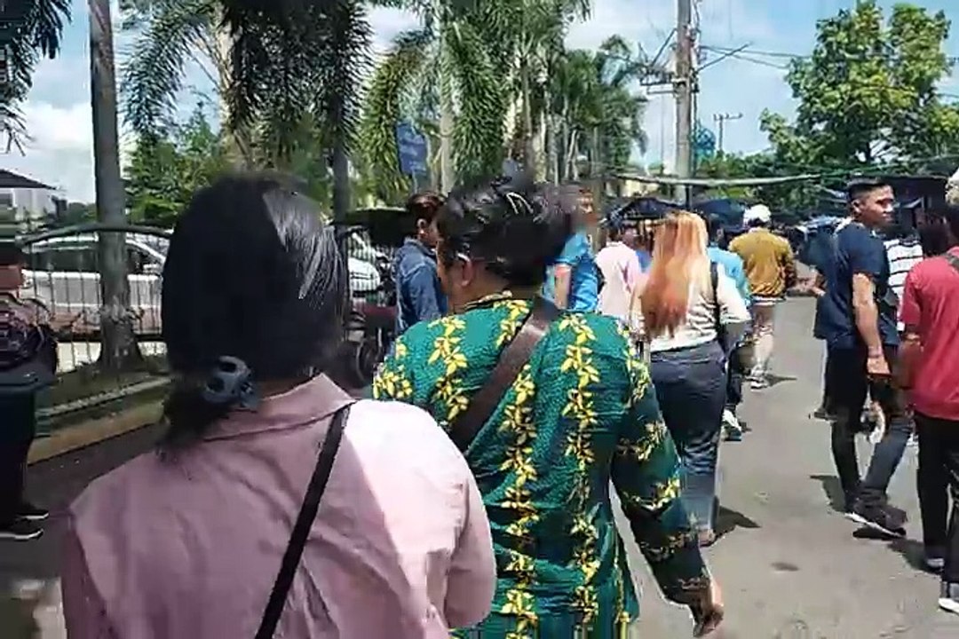 Peserta Pelatihan Jurnalis AMAN Melakukan Liputan