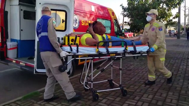 Ao sair para o trabalho, mulher sofre queda no piso molhado e tem suspeita de fratura na perna