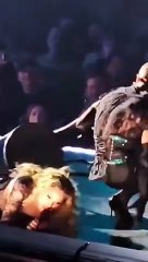 Madonna chute lourdement en plein concert