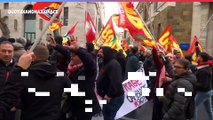 Roma, manifestanti bloccano strada sotto ministero lavoro: tensione