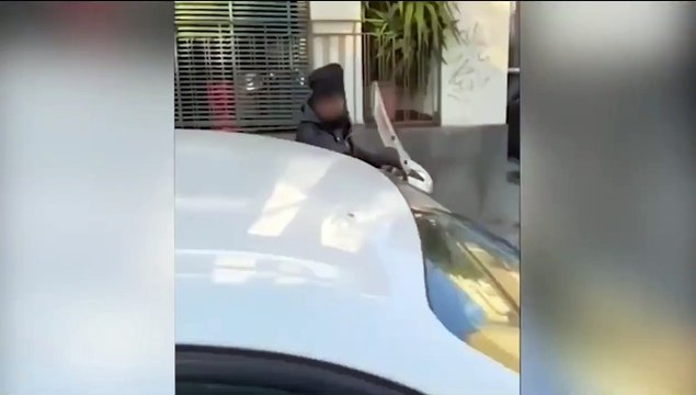 Rapinano un centro diagnostico e poi provano a scappare: i passanti li inseguono e li picchiano