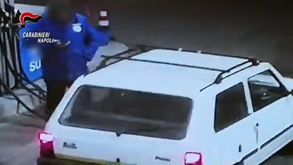 Napoli, 2 rapine in un giorno: mani al collo a una benzinaia e minacce con la pistola