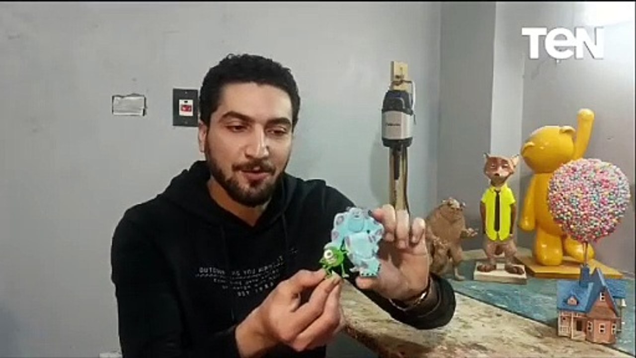 أيده تتلف في حرير.. رامي "نمنم" تحول من مهندس زراعي ل"نحات": يحول الأخشاب لتحف ومجسمات فنية