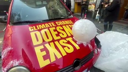 "Il cambiamento climatico non esiste": l'installazione che spiazza i negazionisti