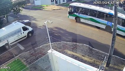 Vídeo mostra Van avançando preferencial e batendo contra Fiat Mobi