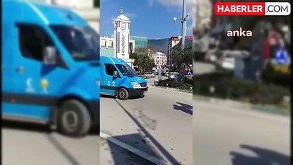 Yaşlı Vatandaş AKP'nin Seçim Aracına İsyan Etti