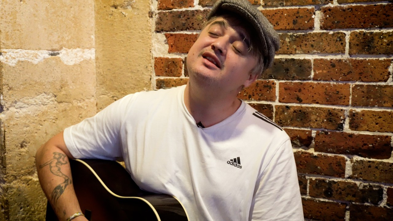 Pete Doherty interprète "Shiver" des Libertines avec sa guitare acoustique