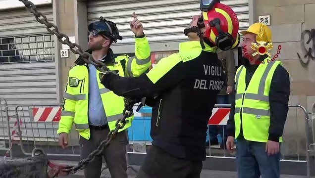 Crollo Firenze, la ruspa sollevata dalla gru e fatta entrare nel cantiere
