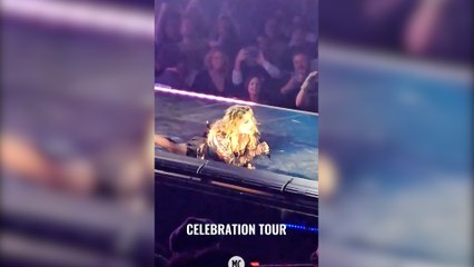 Pop yıldızı Madonna sahnede düştü