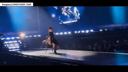 Video: लाइव कॉनसर्ट शो में धड़ाम से गिरी ये सिंगर, वीडियो हुआ वायरल