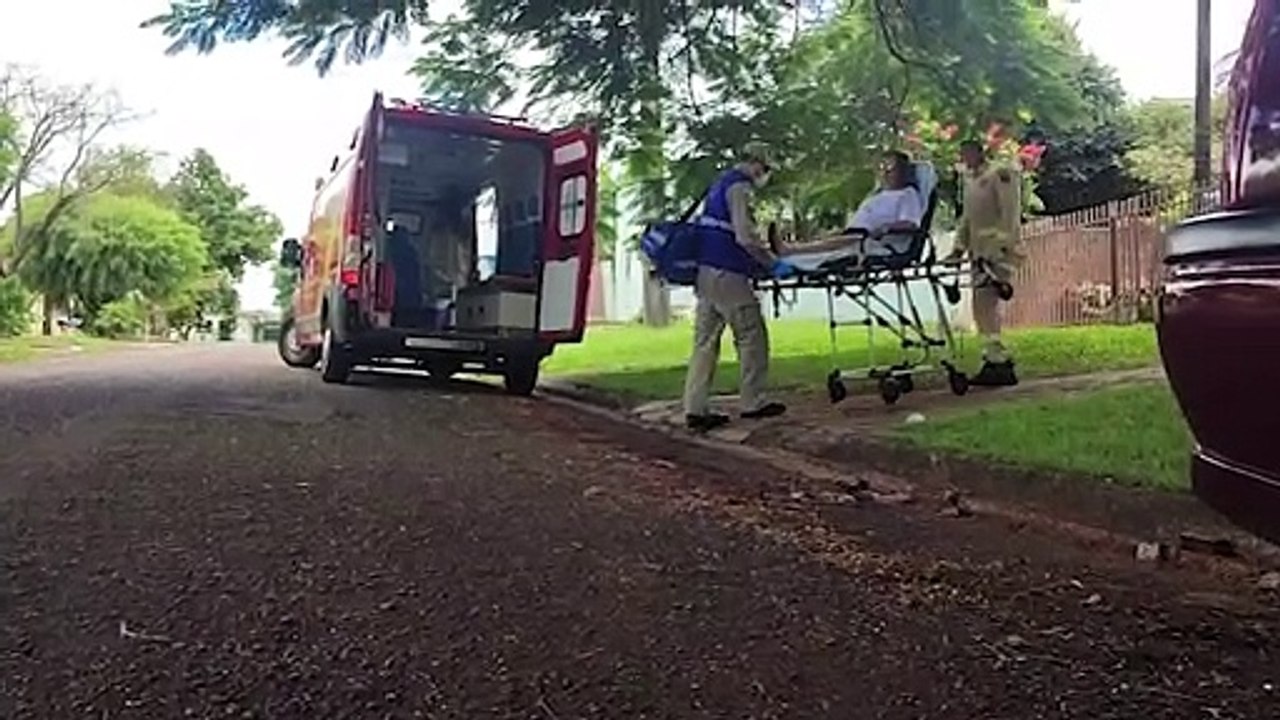 Mulher é socorrida na Rua Assis Brasil após sofrer queda