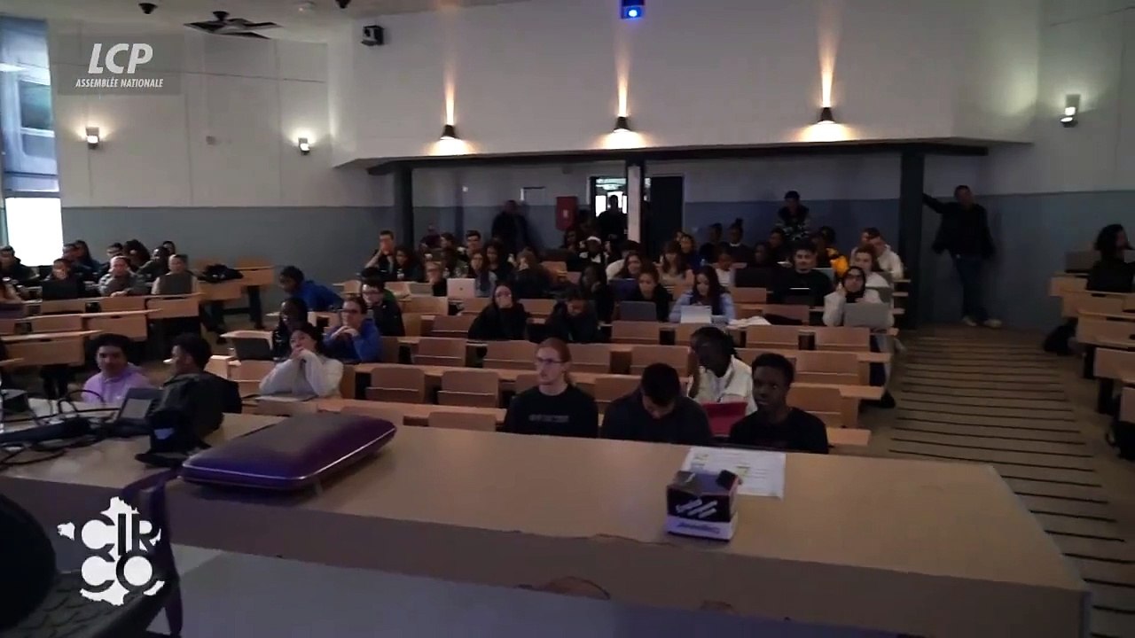 "J'ai pas terminé mes études de droit" : Louis Boyard devient la risée d'étudiants en droit (vidéo)