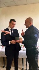 Gérald Darmanin demande un rapport après la publication d’une vidéo montrant des CRS offrir une médaille à Jordan Bardella