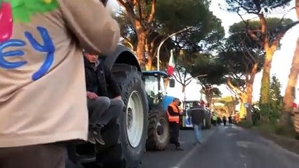 Download Video: Protesta trattori: agricoltori bloccano via Nomentana, con loro anche Ercolina