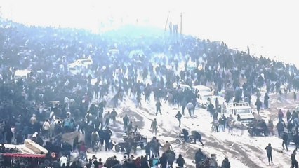 شاهد.. تدافع الالاف جنوب غزة سعيا للحصول على مادة الطحين